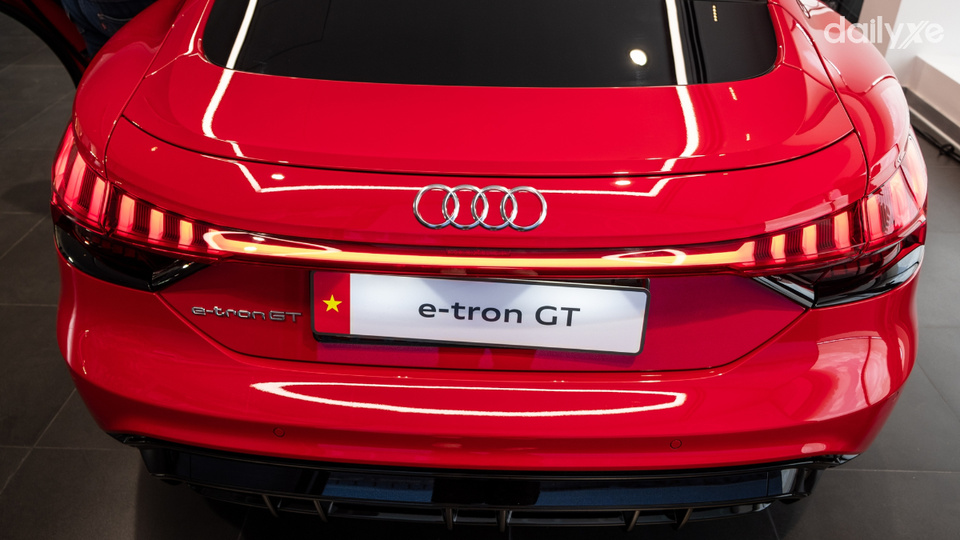 Đuôi xe Audi e-tron thiết kế đơn giản và tinh tế