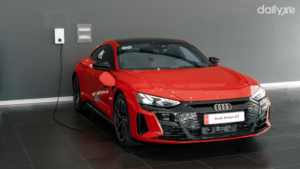 Audi đã chính thức đưa mẫu SUV điện e-tron đến tay người dùng Việt