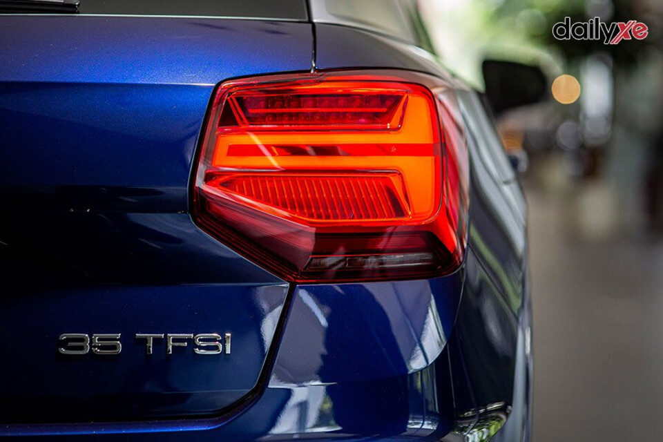 Cụm đèn hậu có thiết kế đa giác nổi bật