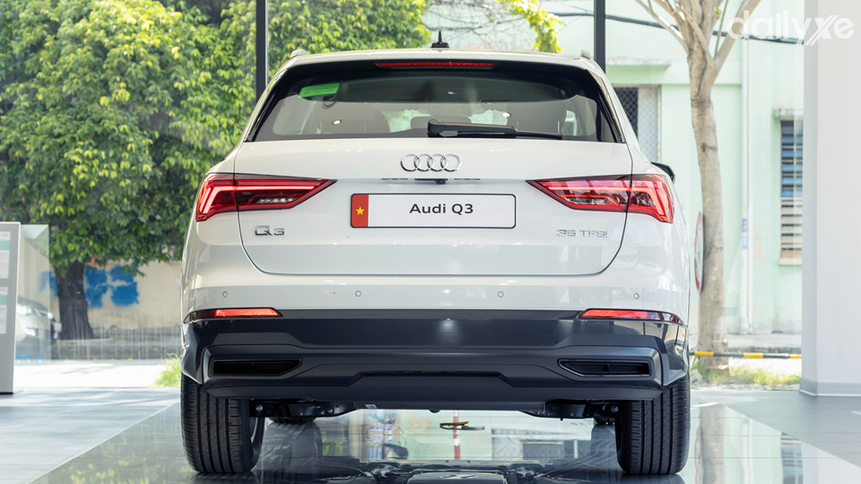 Đuôi xe Audi Q3 thiết kế khá đơn giản, mọi chi tiết hài hòa