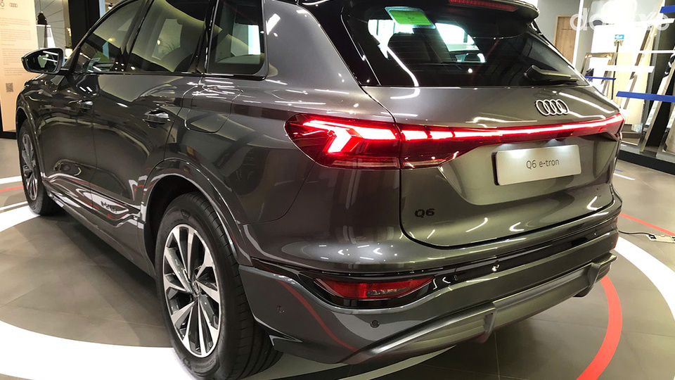 Cụm đèn hậu LED hiệu ứng 3D kết hợp cùng dải LED mảnh chạy ngang