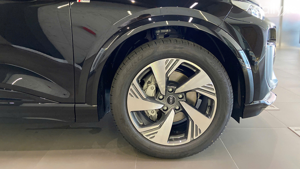 Mâm xe hợp kim kích thước lớn 20 inch