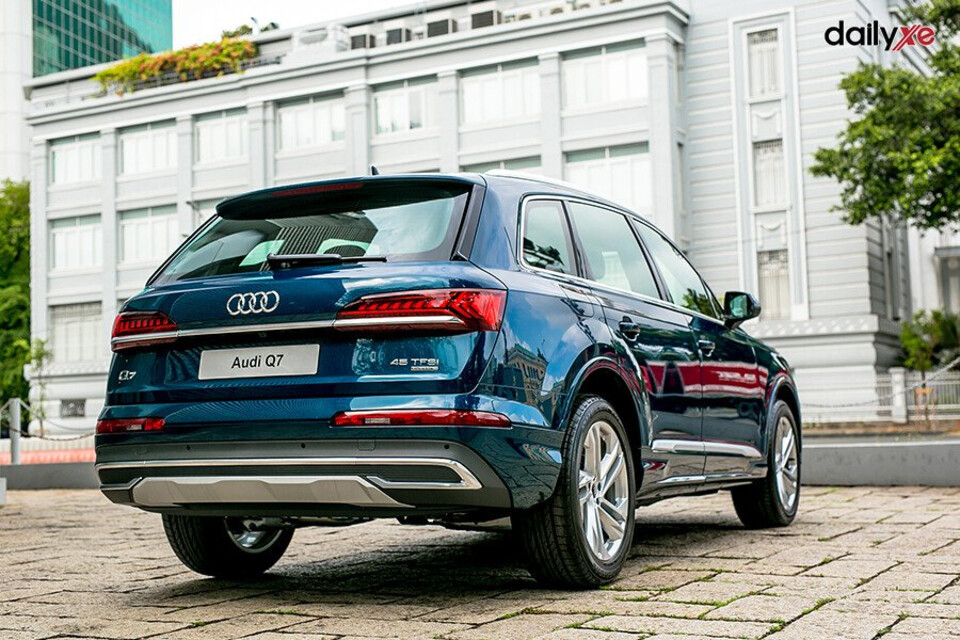 Đuôi xe thiết kế sang trọng Đuôi xe được thiết kế thon gọn