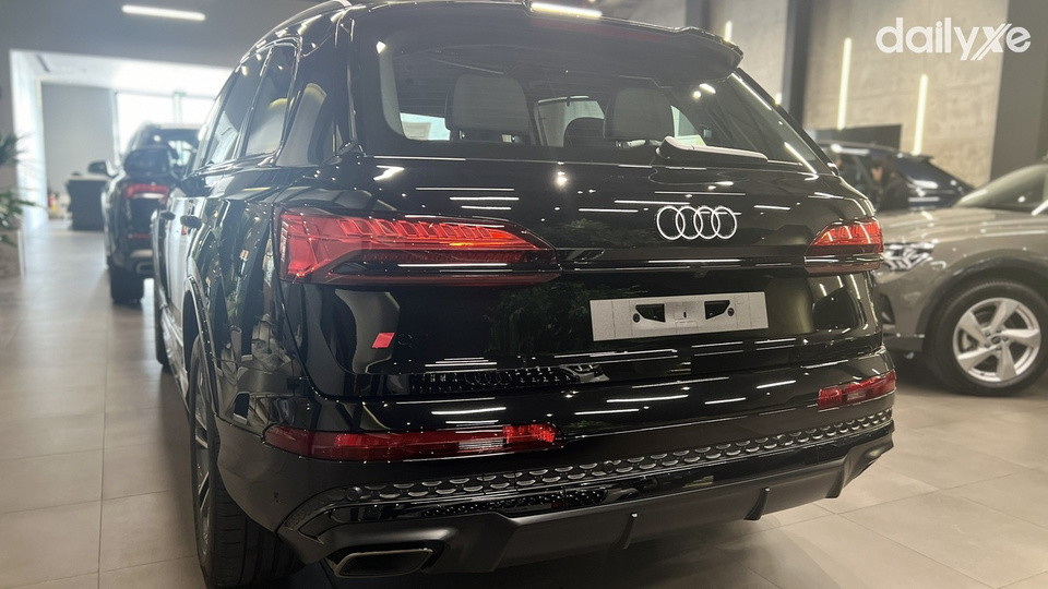 Đuôi xe Audi Q7 thiết kế bo tròn tinh tế