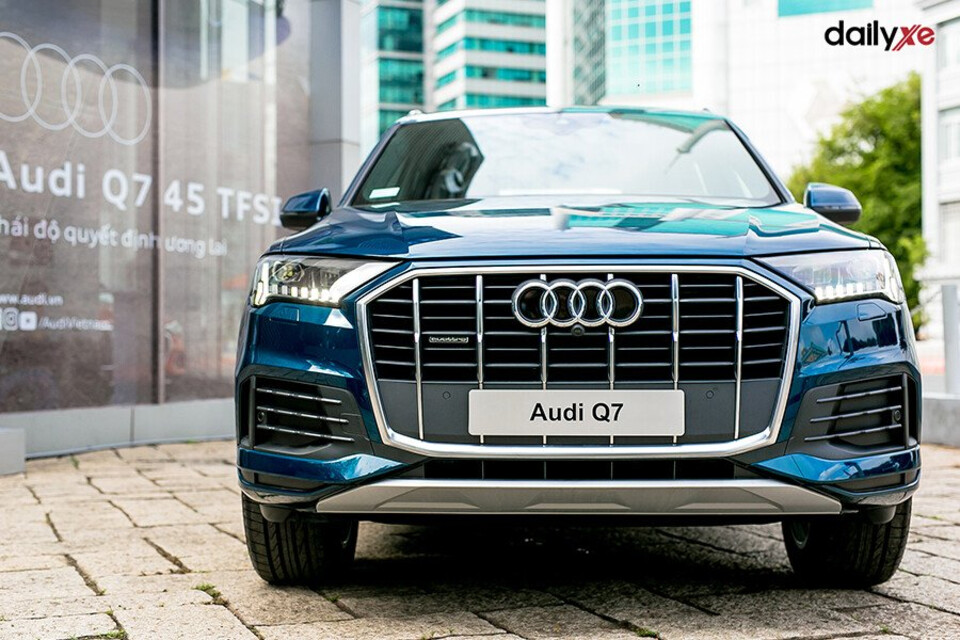 Đầu xe thiết kế mạnh mẽ Lưới tản nhiệt mạ Crom