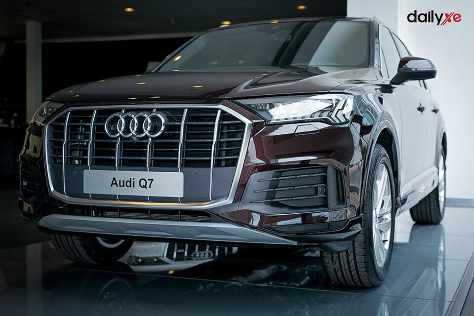 Ngoại thất thiết kế hiện đại sang trọng Audi Q7 là chiếc SUV hạng sang cỡ lớn hội tụ đầy đủ những yếu tố từ sang trọng, thể thao, tiện dụng