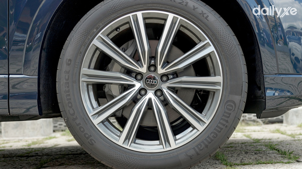 Bộ mâm hợp kim nhôm 21-inch với thiết kế 5 chấu chữ V ấn tượng