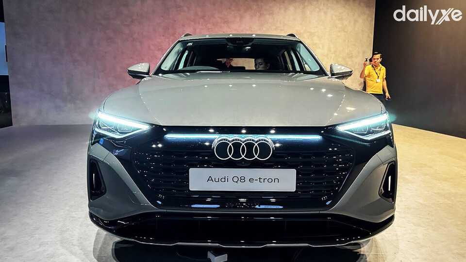 Đầu xe nổi bật với logo Audi dạng 2D cùng lưới tản nhiệt Singleframe
