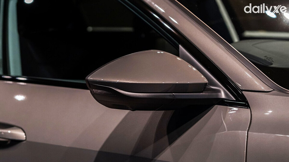 Gương ngoại thất cùng màu thân xe tích hợp nhiều chức năng