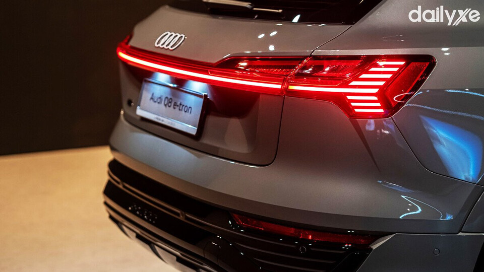 Cụm đèn hậu LED kéo dài theo phương ngang