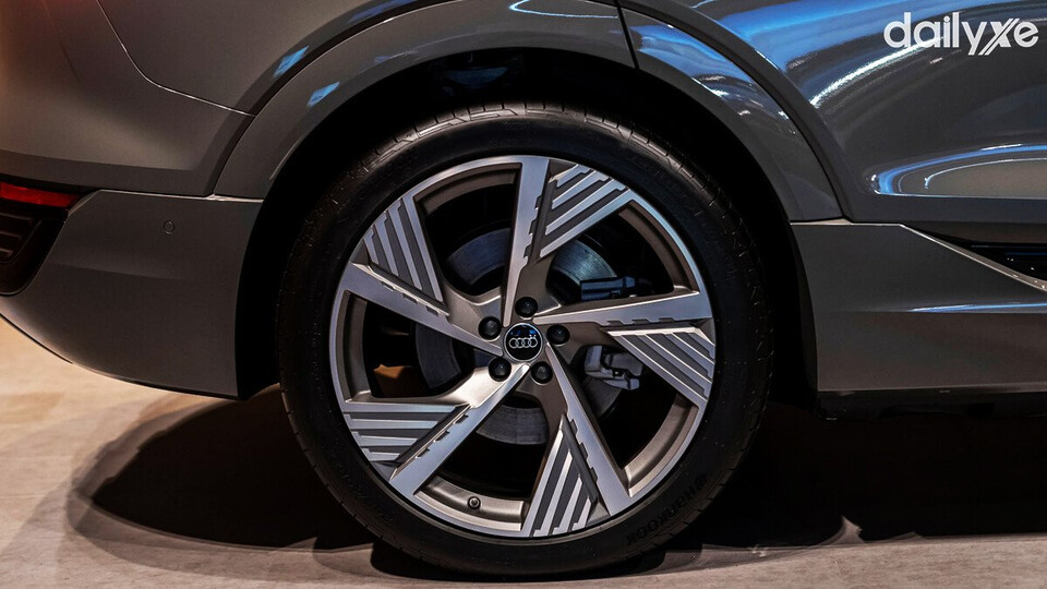 Mâm xe hợp kim nhôm 21 inch 5 chấu và phủ sơn màu xám Graphite sang trọng