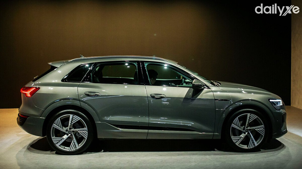 Thân xe với các đường gân dập nổi cá tính