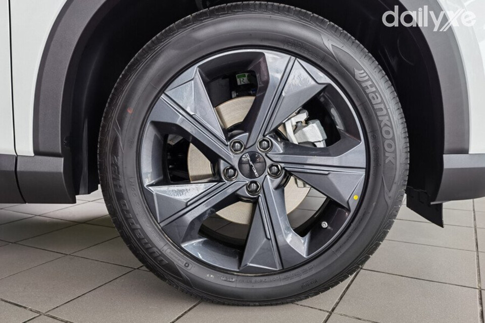 Mâm xe BAIC Beijing X55 hình nan hoa tăng thêm ấn tượng cho vẻ bên ngoài