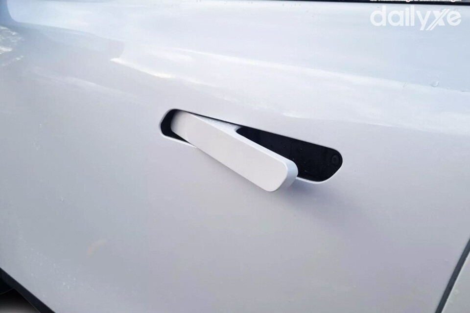 Tay nắm cửa được sơn đồng màu với xe