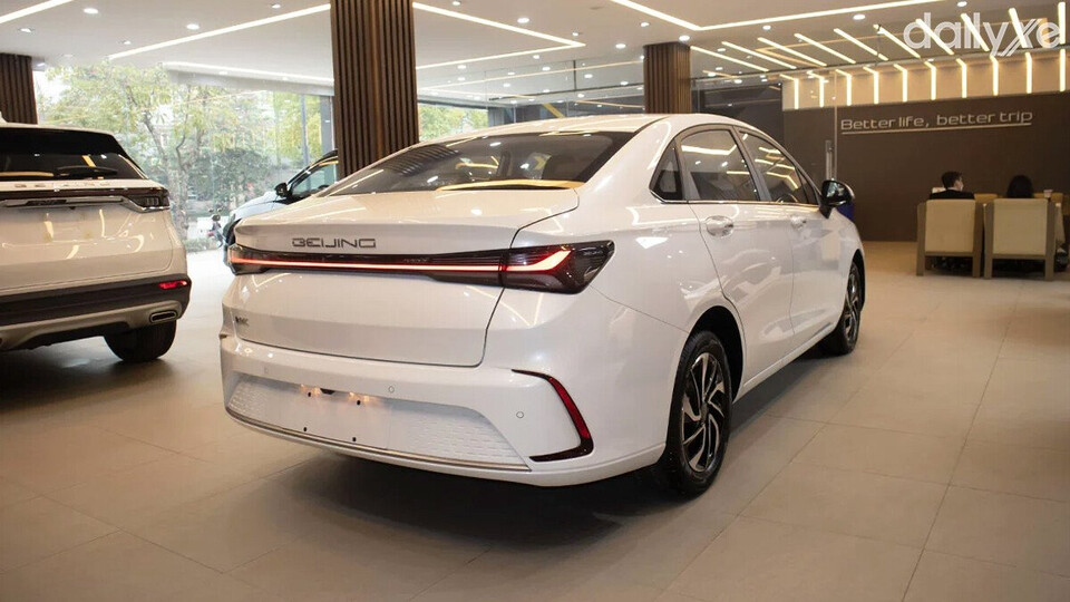 Đuôi xe thiết kế tạo vẻ thống nhất với đầu xe