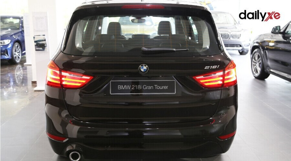 Thiết kế đuôi xe tinh tế với đèn hình chữ L lớn và vòm bánh rộng mang lại cho chiếc BMW 2 Series Active Tourer một dáng vẻ đậm chất thể thao