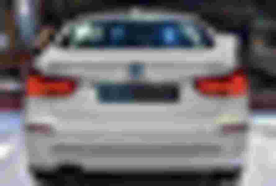 Phần đuôi xe BMW 3 Series Gran Turismo với cụm đèn hậu mở rộng với hình chữ L đặc trưng của BMW