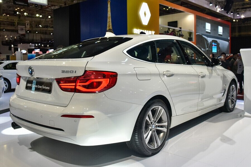 Dáng vẻ thanh lịch từ những đường gân góc cạnh kéo dài