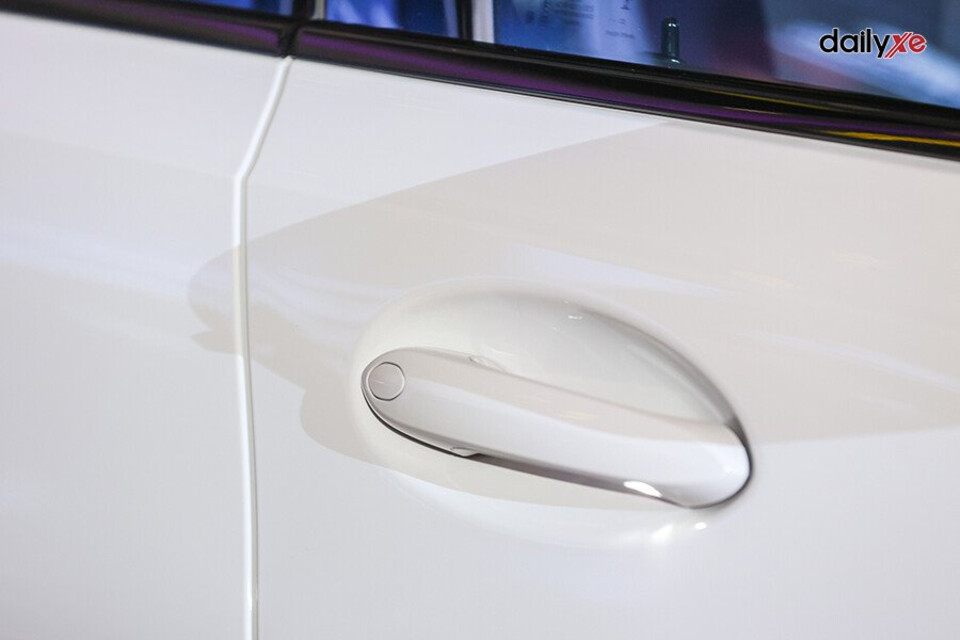 Tay nắm cửa cùng màu thân xe