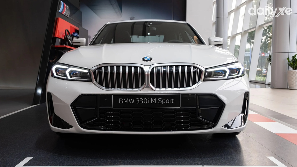 Đầu xe có thiết kế với các đường dập gân nổi và vuốt về phía trước