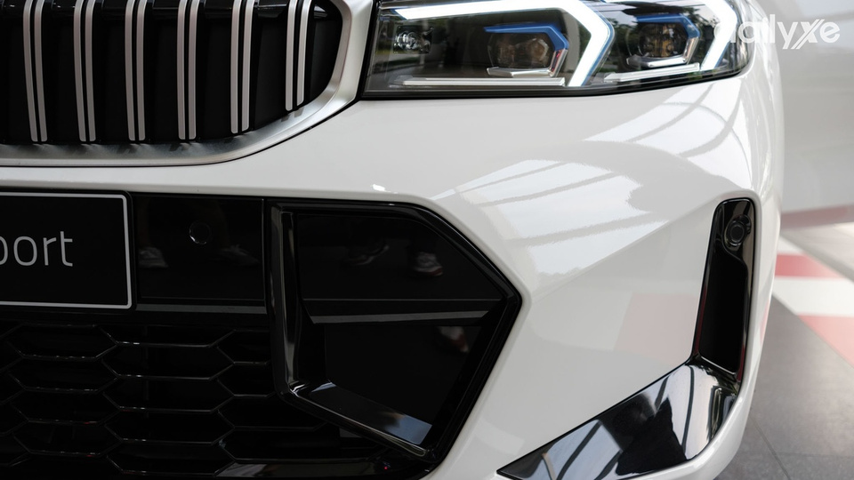 Khe hút gió hình lục giác lớn ở phần đầu xe