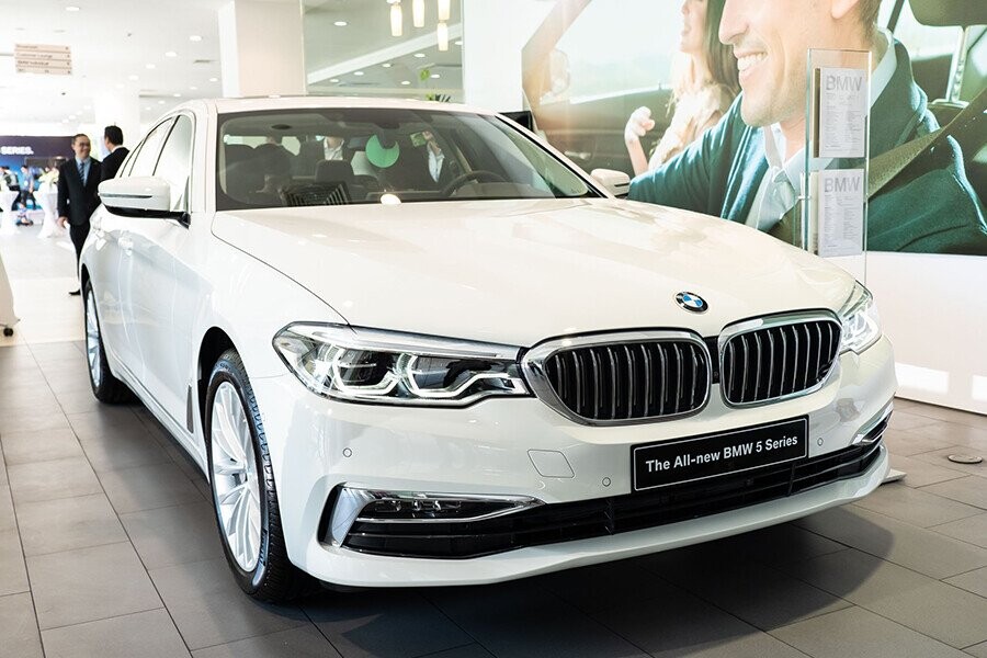 2019 BMW 5 Series Sedan Review Trims Specs Price New Interior  Features Exterior Design and Specifications  CarBuzz