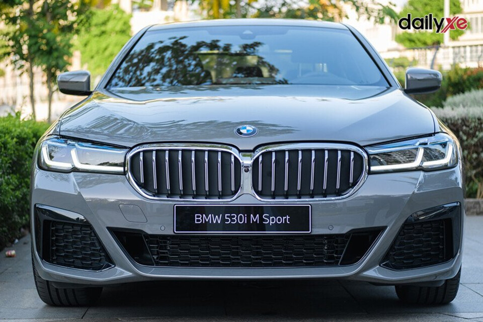 Đầu xe với thiết kế lưới tản nhiệt nổi bật với các thanh dọc