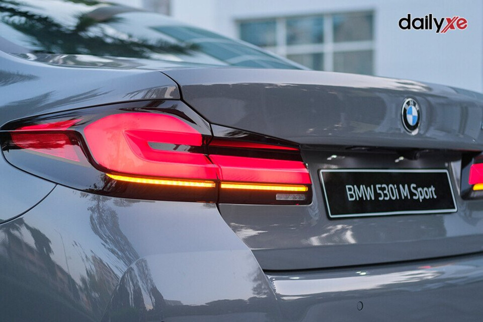 Cụm đèn sau thiết kế dạng chữ L tinh tế