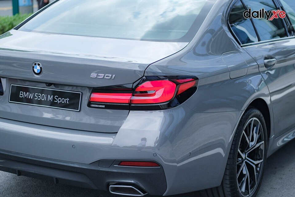 Đuôi xe thiết kế mạnh mẽ kết hợp cụm ống xả kép nổi bật