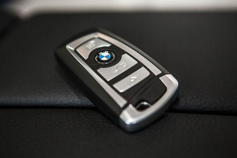Chìa khóa hiển thị BMW có thể được sạc không dây Chìa khóa hiển thị BMW có thể được sạc không dây