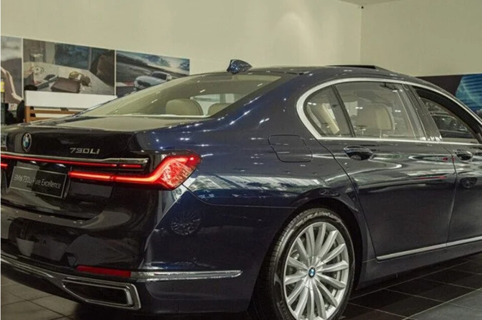 Đuôi xe thiết kế sang trọng