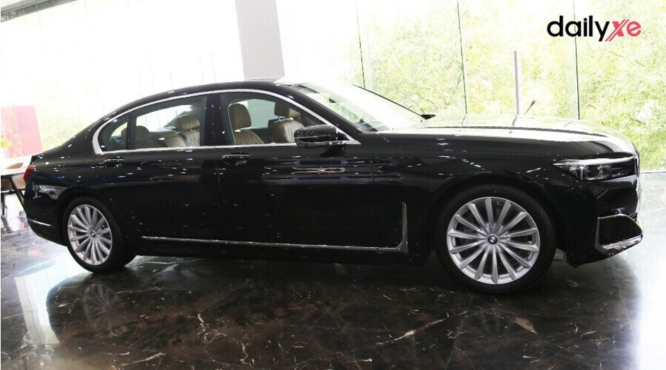 Thân xe thiết kế sang trọng Thân xe thiết kế sang trọng