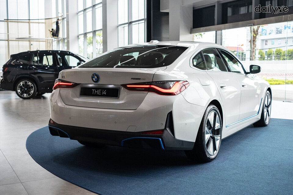 Đuôi xe sở hữu các chi tiết thiết kế tăng tính khí động học