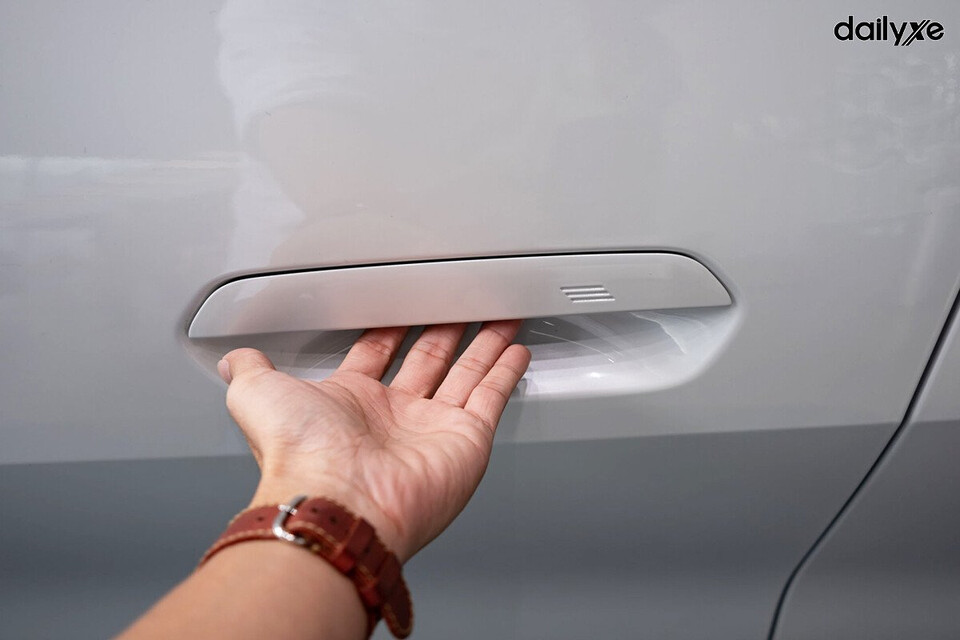 Tay nắm cửa cùng màu thân xe được thiết kế đặc biệt