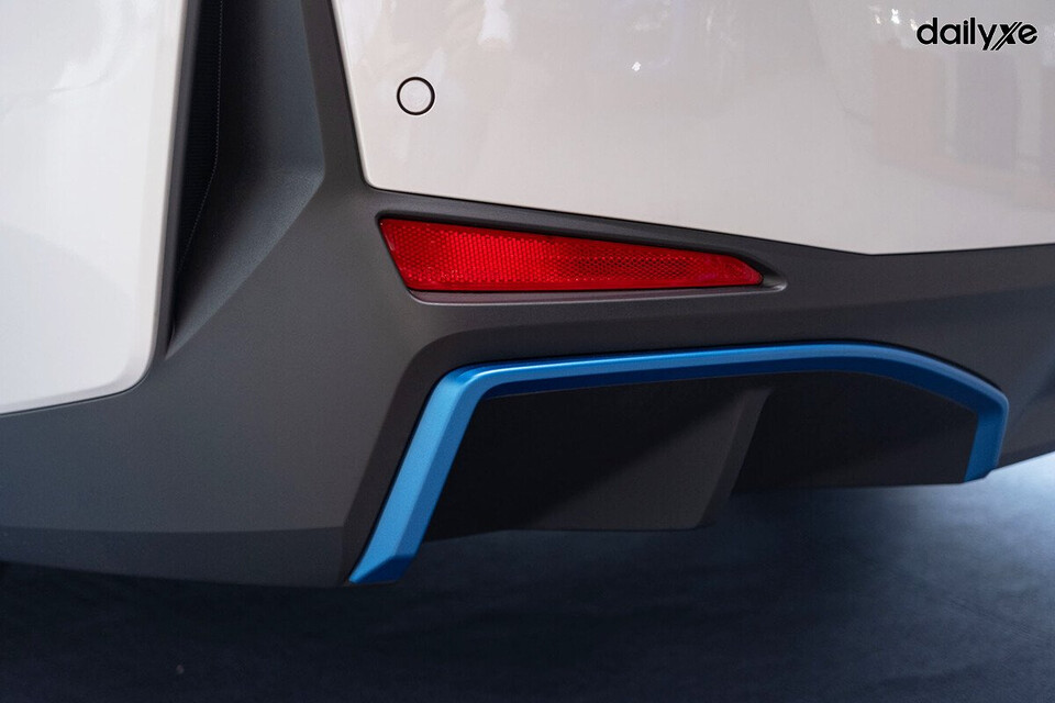 Viền màu xanh dương đặc trưng của dòng xe thuần điện