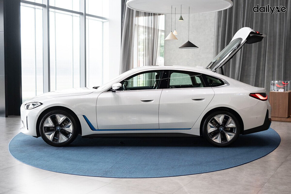 Bên hông xe xuất hiện dải màu xanh nổi bật