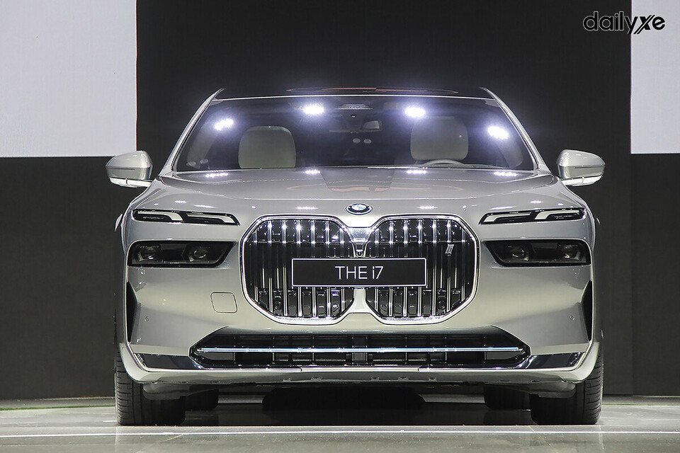 BMW i7 có kích thước lớn với một màu ngoại thất duy nhất