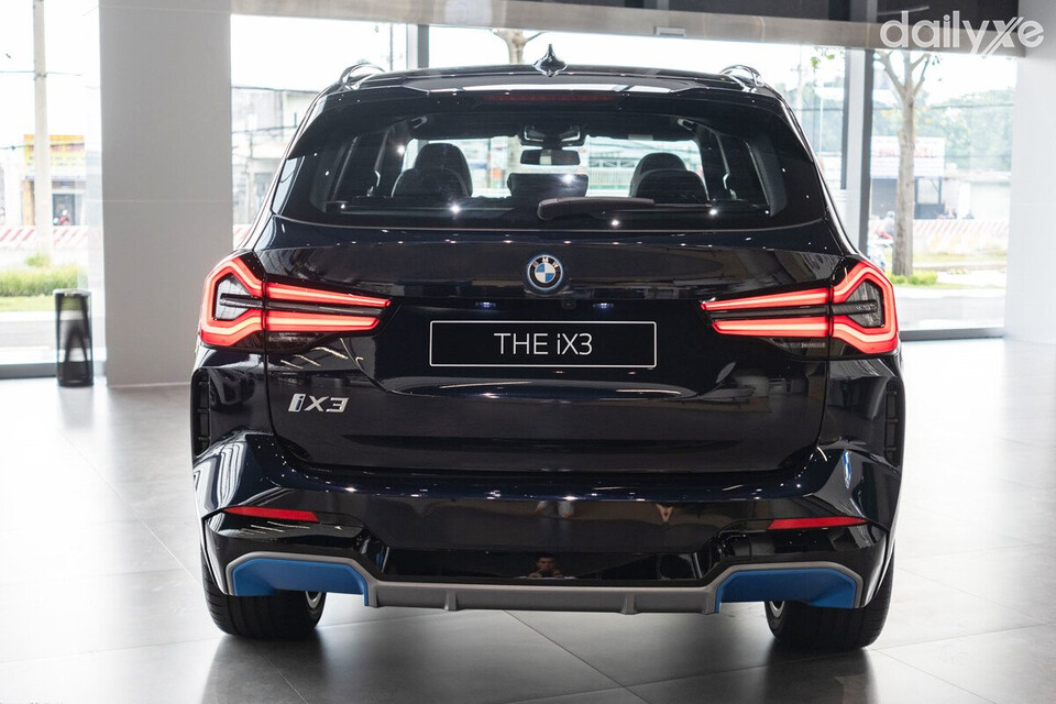 Bộ ốp to bản được tạo điểm nhấn bởi màu sơn i Blue