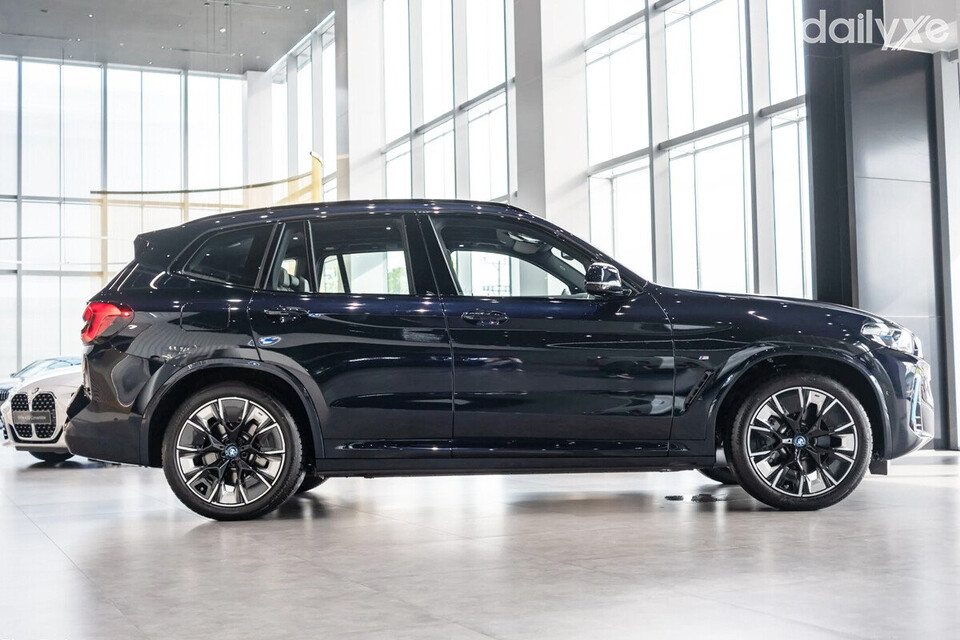 Các đường gân dập nổi kéo dài ở thân xe BMW iX3 M Sport