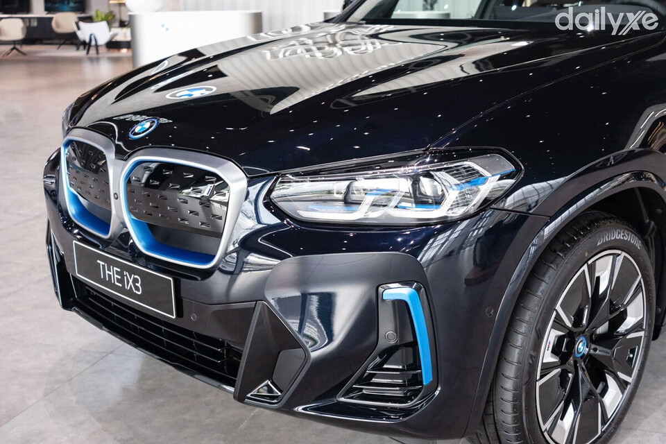 Cản trước của xe góc cạnh và mạnh mẽ