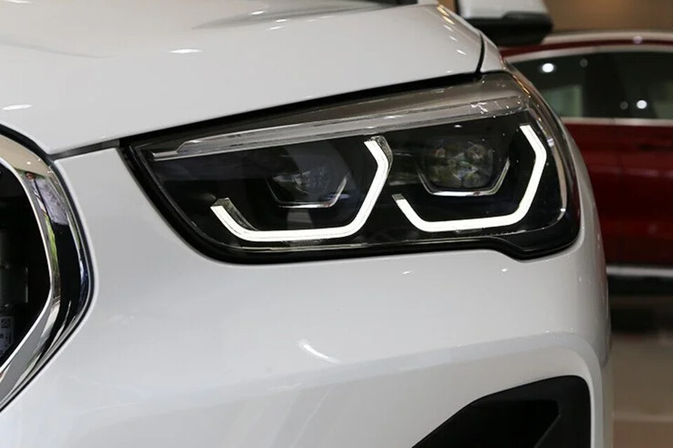 Cụm đèn pha LED sắc sảo Cụm đèn pha LED sắc sảo