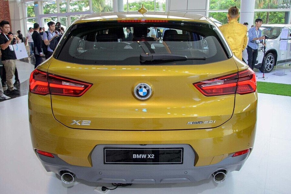 Cản sau xe bề thế và thể thao với thiết kế ống xả kép