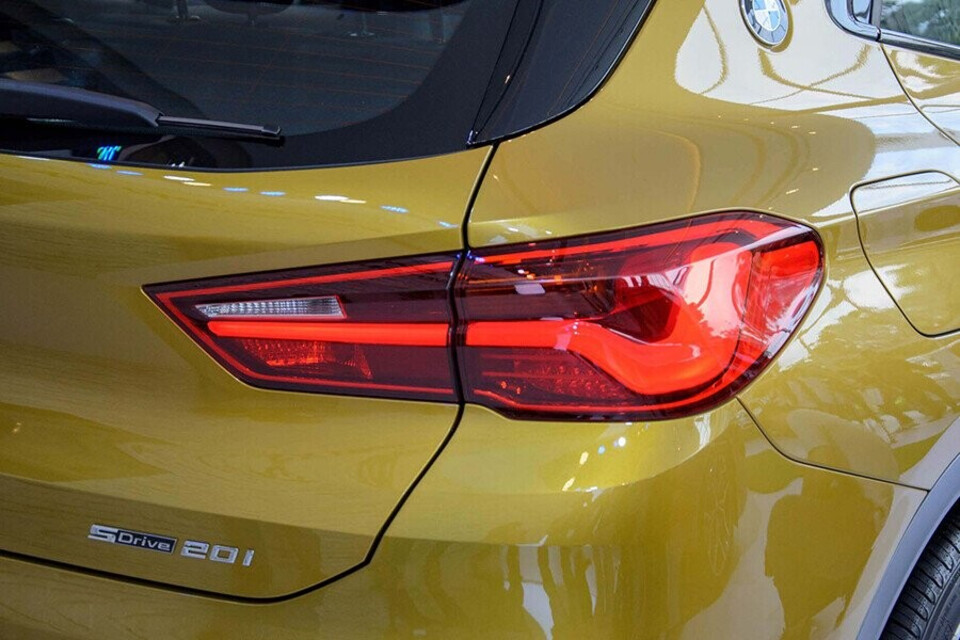 Cụm đèn hậu thiết kế tinh sảo