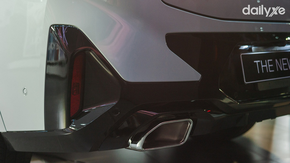 Cụm ống xả mạ Crom nổi bật