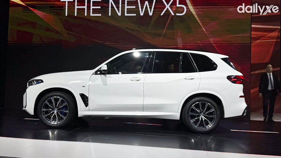 Thân xe BMW X5 cuốn hút với các đường gân dập nổi