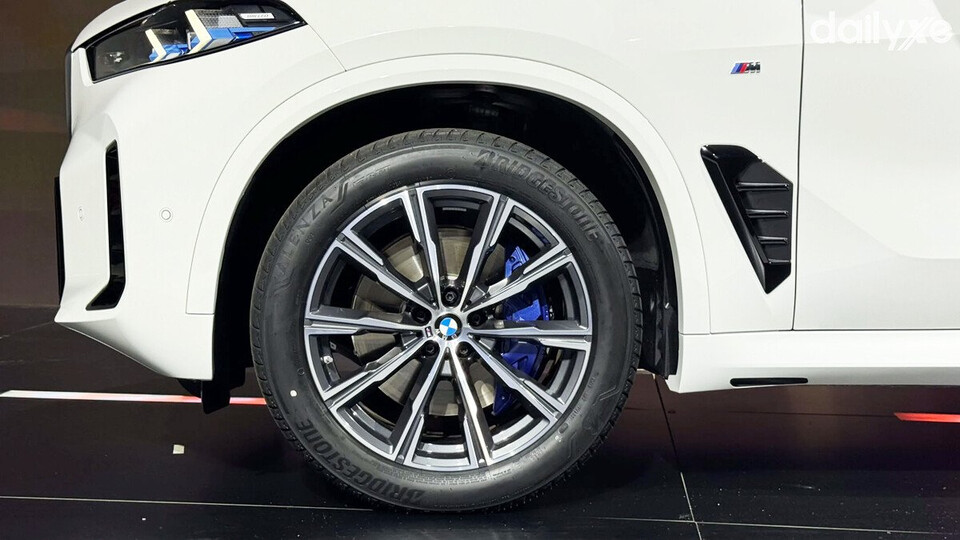 Mâm xe đa chấu 20 inch thu hút ánh nhìn khi chuyển động