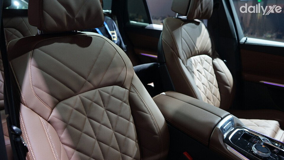 Hàng ghế trước BMW X5 mới được thiết kế ôm sát lưng