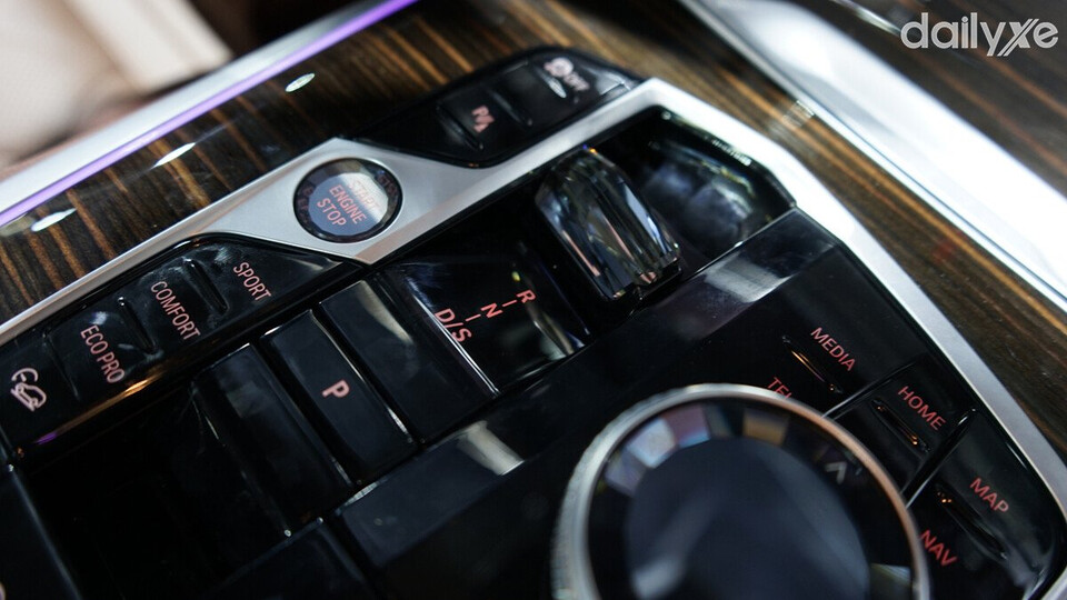 Trên hộp số trang bị 3 chế độ lái Eco Pro, Comfort Và Sport