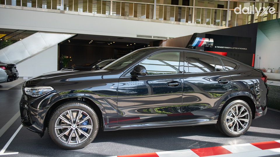 Thân xe thấp dần về phía sau mang kiểu dáng coupe thể thao