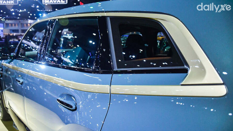 Thân xe thiết kế uyển chuyển, nổi bật là dải viền dọc thân xe